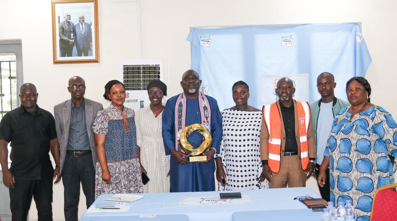 Photo de groupe — Dr Kassogué Daouda & équipe Interpêche-CI avec le trophée