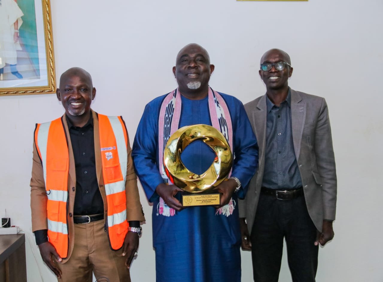 Dr Kassogué Daouda présente le Grand Prix africain à ses collaborateurs