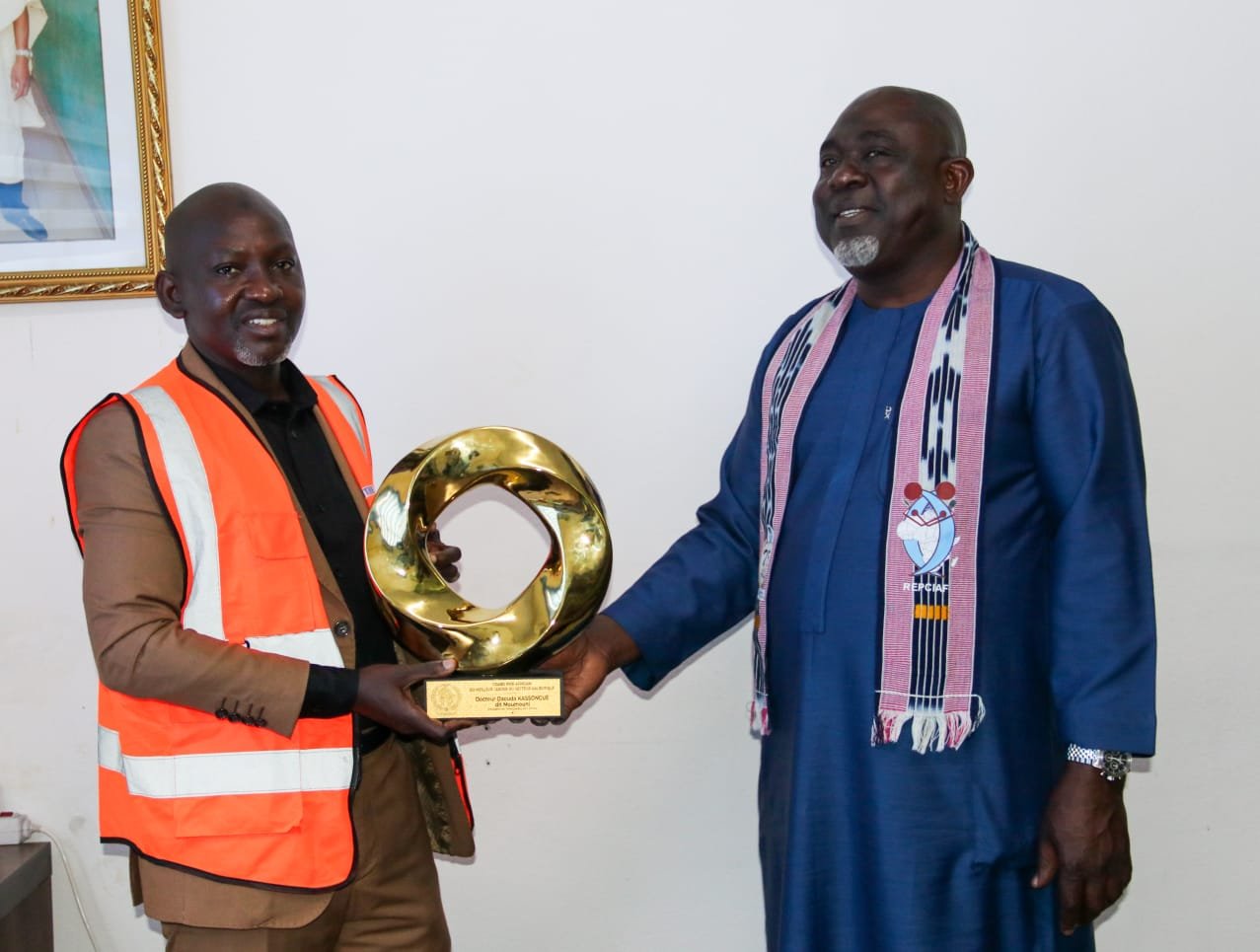 Remise du trophée — Dr Kassogué Daouda & représentant REPCIAF